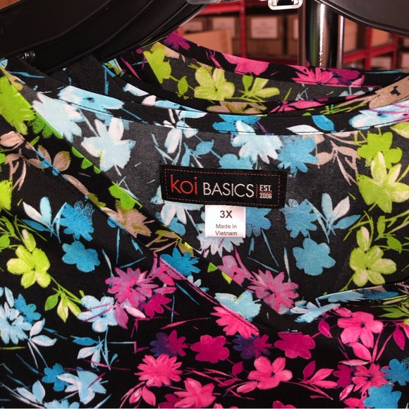 NWT Koi Basics multi color floral pattern V neck short sleeve scrub top - Picture 10 of 16